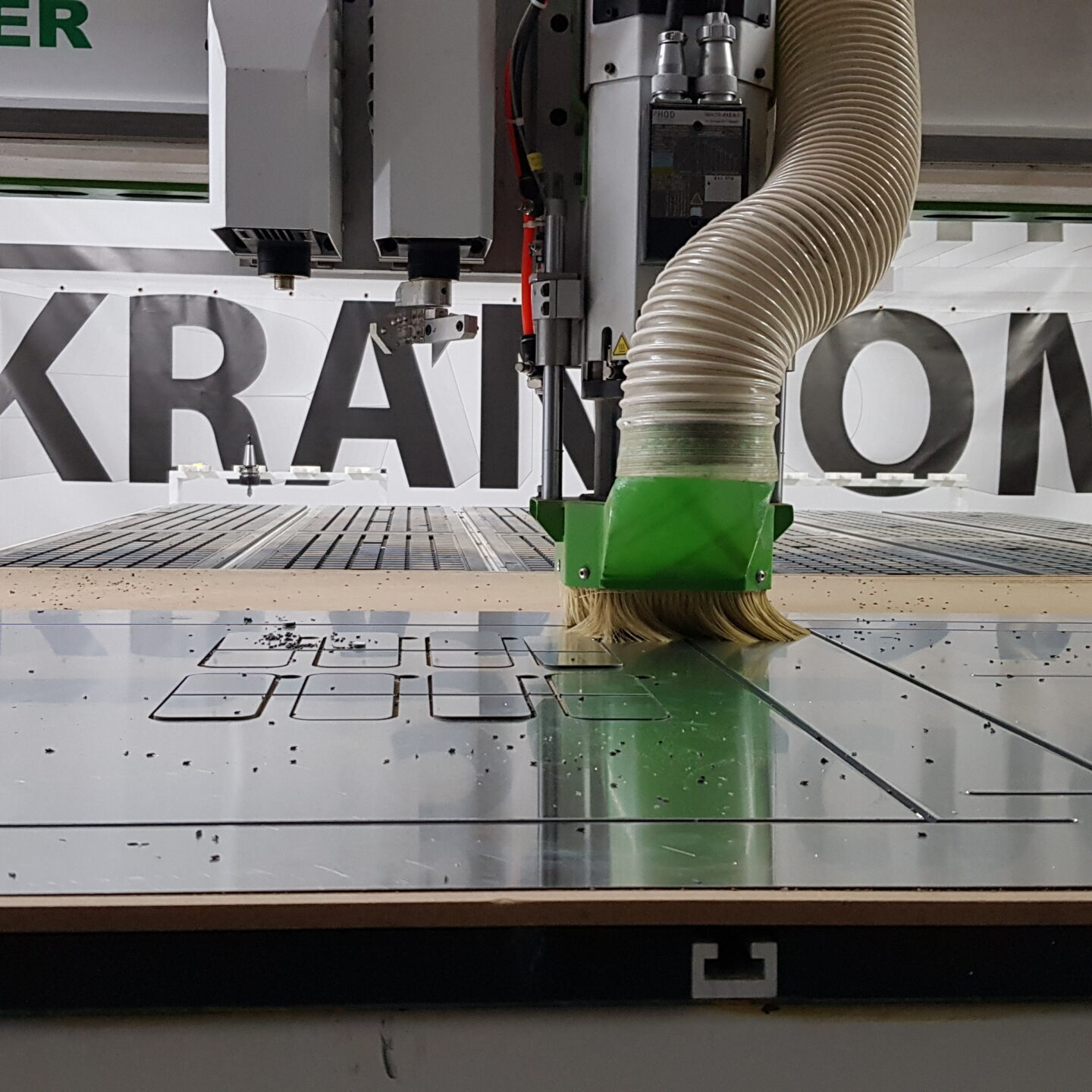 cięcie płyt reklamowych frezarka CNC Szczecin, agencja reklamowa krantom.PL