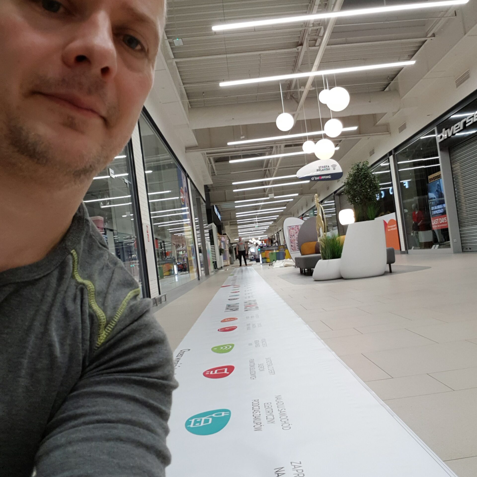 oklejanie witryn szyb galerii handlowych Szczecin, agencja reklamowa i drukarnia krantom.PL