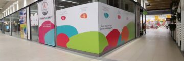 Realizujemy produkcję reklam wielkoformatowych zewnętrznych i wewnątrz obiektów handlowych, sklepów, szyb, ścian, fasad.