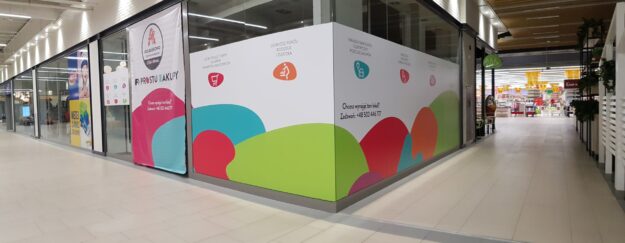 oklejanie galerii handlowych, oklejanie witryn handlowych Realizujemy produkcję reklam wielkoformatowych zewnętrznych i wewnątrz obiektów handlowych, sklepów, szyb, ścian, fasad.