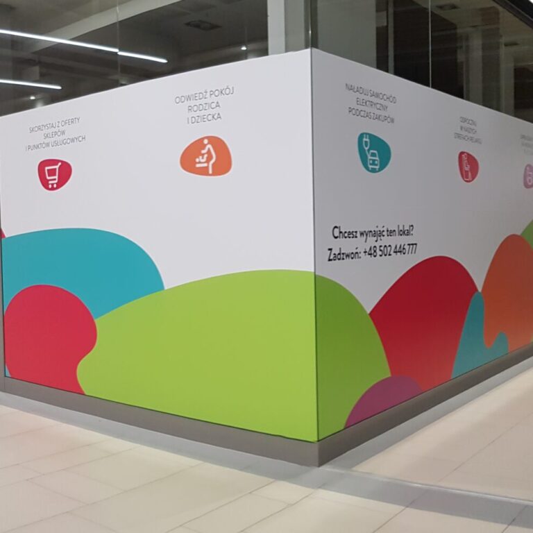 Realizujemy produkcję reklam wielkoformatowych zewnętrznych i wewnątrz obiektów handlowych, sklepów, szyb, ścian, fasad.