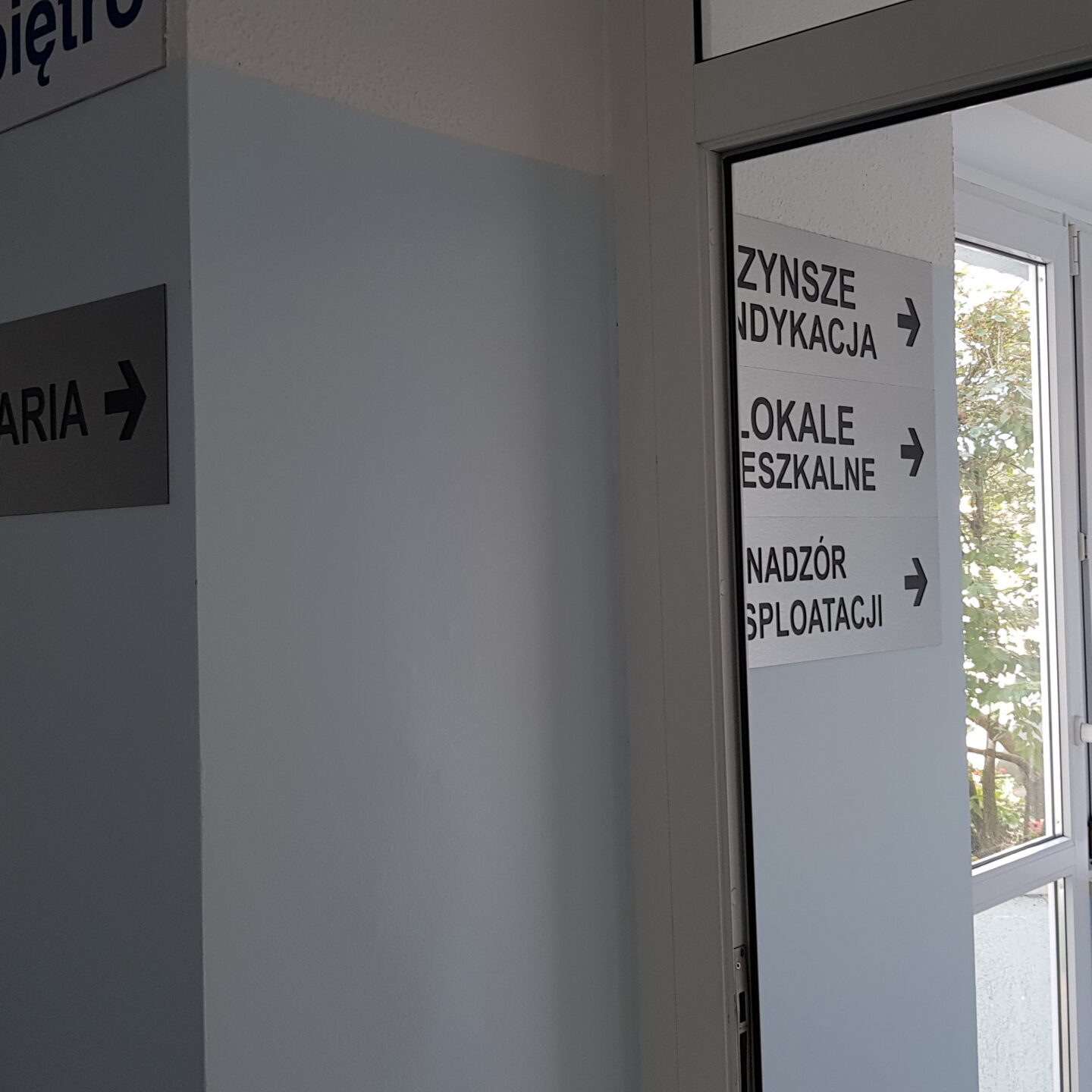 producent tabliczek informacyjnych, montaże tablic agencja reklamowa krantom.PL Szczecin