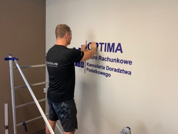 agencja reklamowa Szczecin montaż liter na ścianie krantom.pl agencja reklamowa